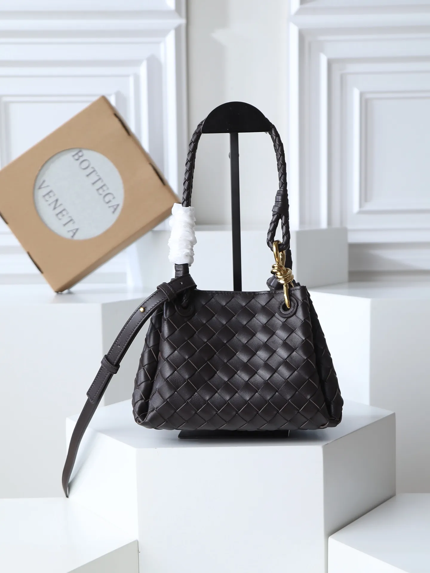 1250. Home B has a new product! Andiamo combines archive parachute handbags to inherit retro elements and integrate modern trends. The same style as Shu Qi's Night in Beijing. It is a continuation of the classic bag. It has three functions: hand carry, shoulder and cross-body. It is embellished with metal brass knot buckles. It is small and has an amazing capacity. It can easily hold all kinds of daily necessities with a box, sunglasses, small bottle, water powder, charger, and the upper body is versatile. Style number: 796569 Size: 21*17*16.5cm